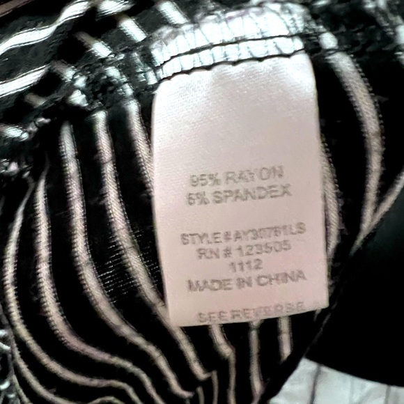 Heart and Hips crop fitted top - Picture 3 of 5